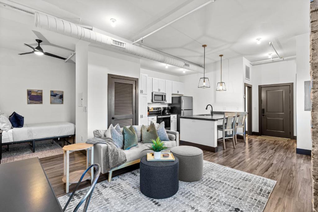 Riverfront Studio - Walk to Arch, Casino and Conventions in Minutes, Saint Louis