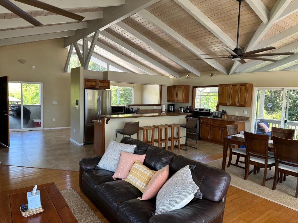 Ocean views, indoor and outdoor brilliance!, Haleiwa