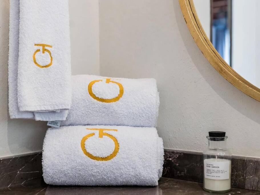 Luxury 2BR Condo AC Near Rosewood - 3 min walk - 3