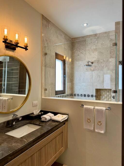 Luxury 2BR Condo AC Near Rosewood - 3 min walk - 5