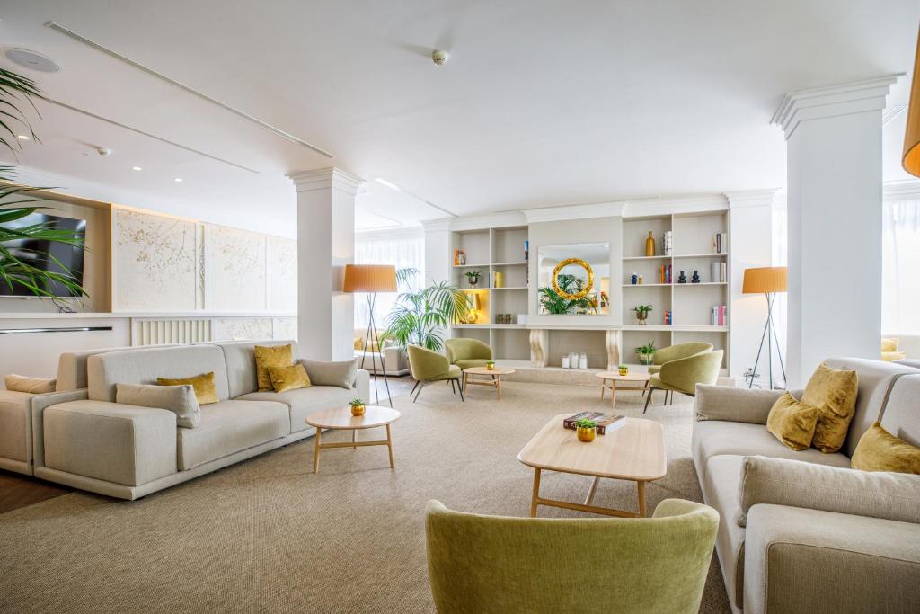 Hotel Illa d'Or & Club Apts 4* Sup — Hotel building in Puerto Pollensa, Balearic Islands