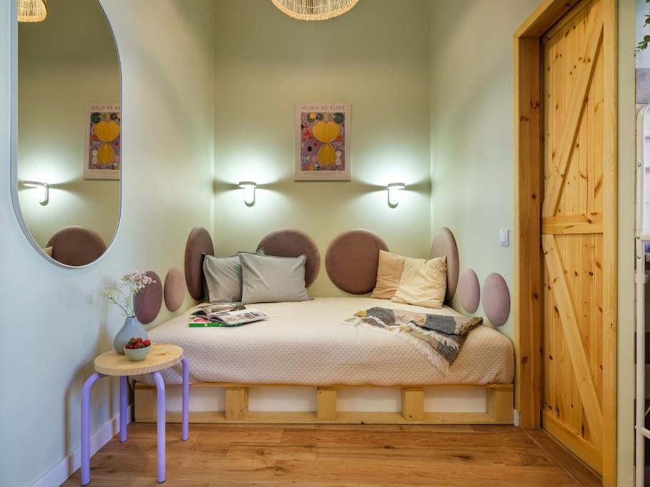 Crocus narrow studio / Kochanowskiego, Krakov