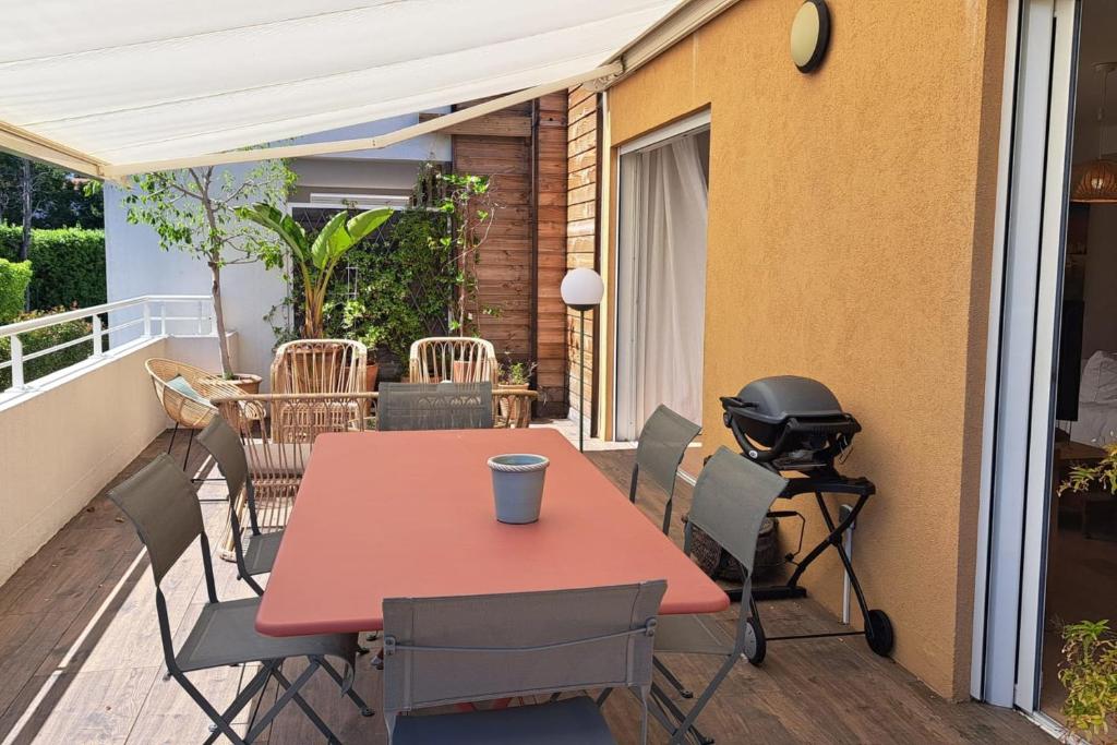 Bright and Stylish in City Center 2 Bedrooms - 4