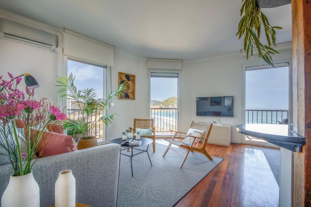 Sea Views from 4 Balconies Walk Score 90, San Sebastián
