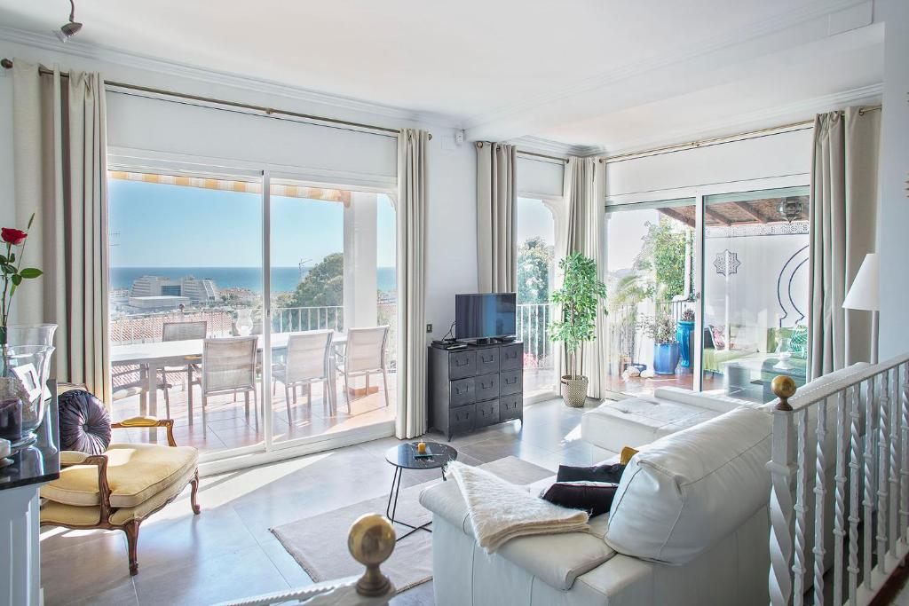 HOUSE WITH AMAZING VIEWS , OVERLOOKING THE FESTIVAL TOWN OF SITGES, Sitges