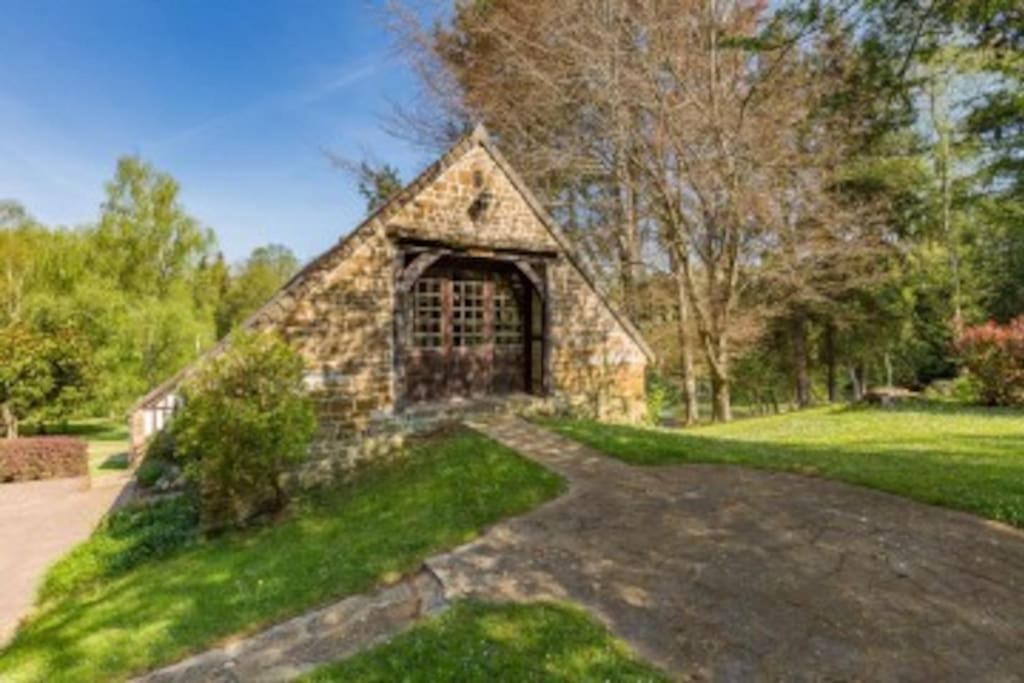 Epicéas, piscine, tennis, lac, Guerquesalles