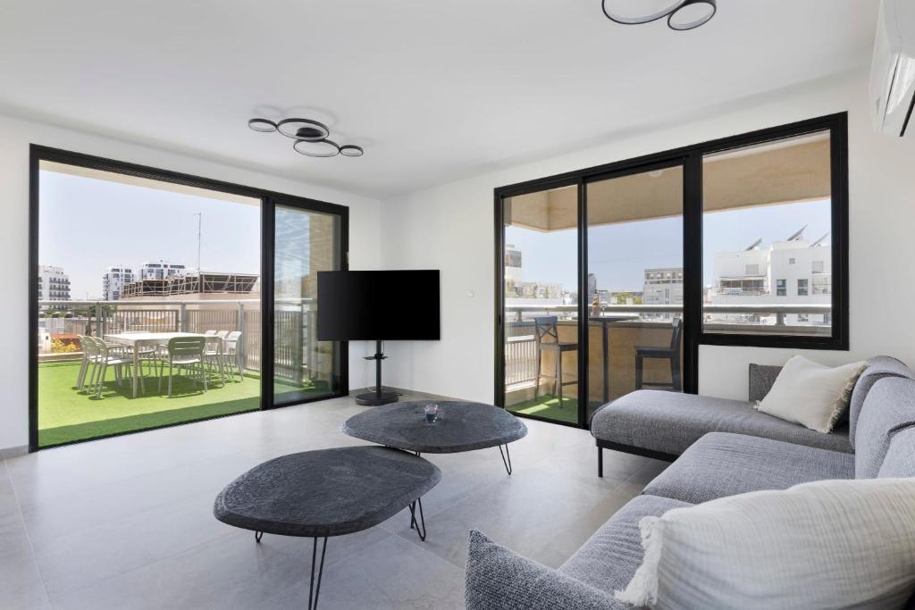 Florentin 5 BDR Duplex with Unique City Views, Tel Aviv