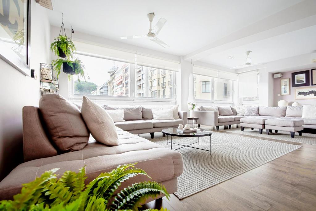 Heart of San Sebastian⎮Walk Score 99⎮3 Baths - 5
