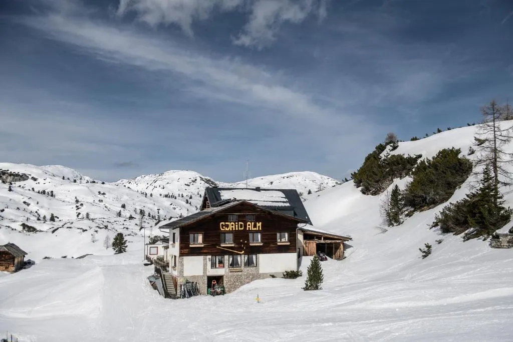 Gjaid-Alm 1739m am Dachstein-Only Accessible by Cable Car, hotel in Obertraun