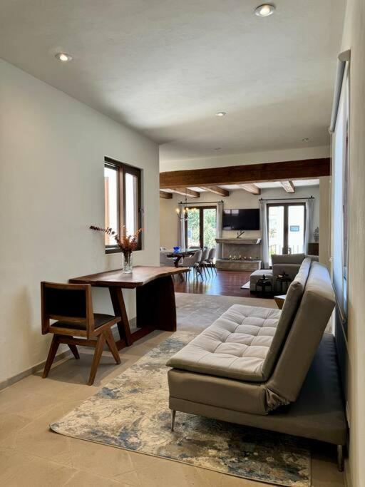 Glamorous 2BR Centro APT AC and Best Parish View in Town - 3