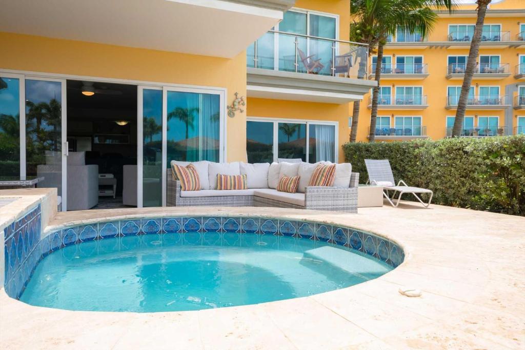 Beachfront - Garden Delight 2BR condo - E125-2, Palm-Eagle Beach