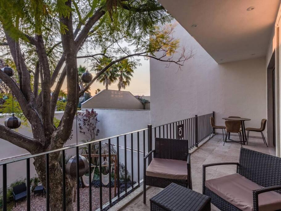 Luxury 2BR Condo AC Near Rosewood 3 min walk - 5