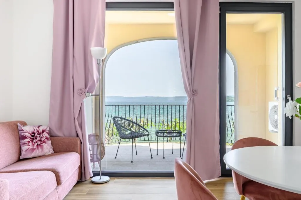 Casa Vacanze Maddalena - Palazzetto sul lago - Diamante Rosa, hotel in Marta