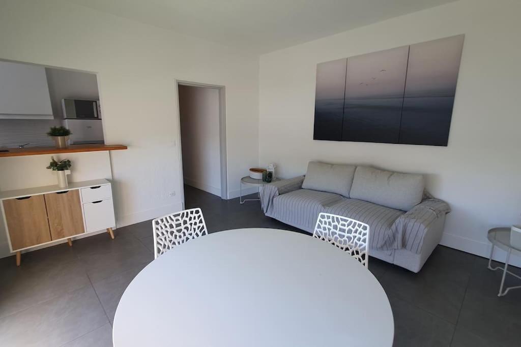 T2 moderne ,design, neuf, climatisé avec piscine - 2