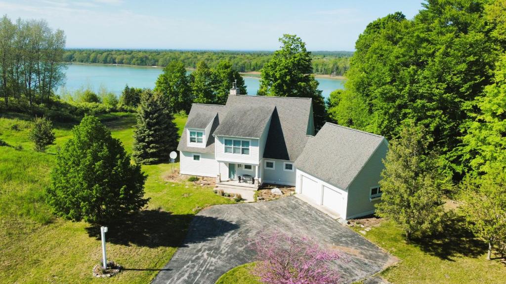 Sandhill House - Spectacular Lake Home With Toys!, Beulah