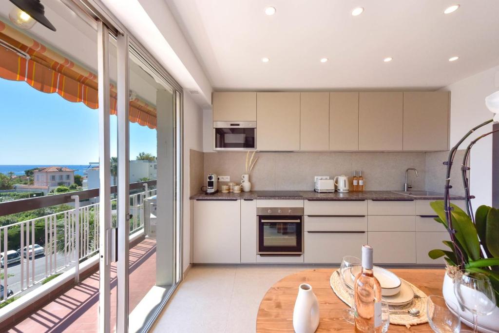 Luxury 1-Br apartment sea view parking - 4