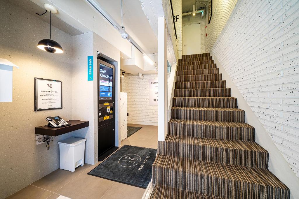 호텔 메이 용산의 외관 또는 현대적인 로비