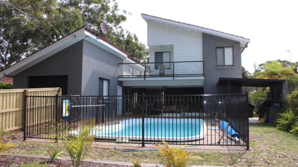 Lux Coastal Getaway With Private Pool, Hawks Nest