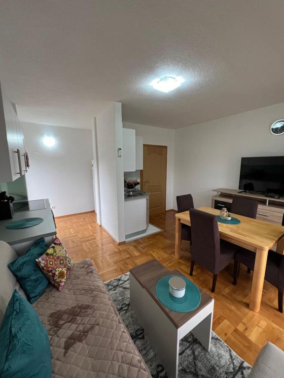 Teal Apartment 2 - 4