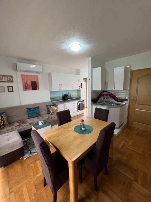 Teal Apartment 2 - 5