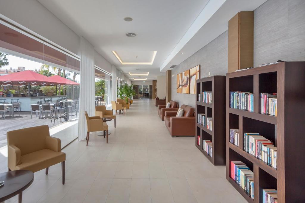 Areias Village Beach Suite Hotel — Hotel building in Albufeira, Faro
