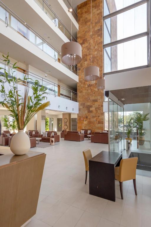 Areias Village Beach Suite Hotel — Hotel building in Albufeira, Faro