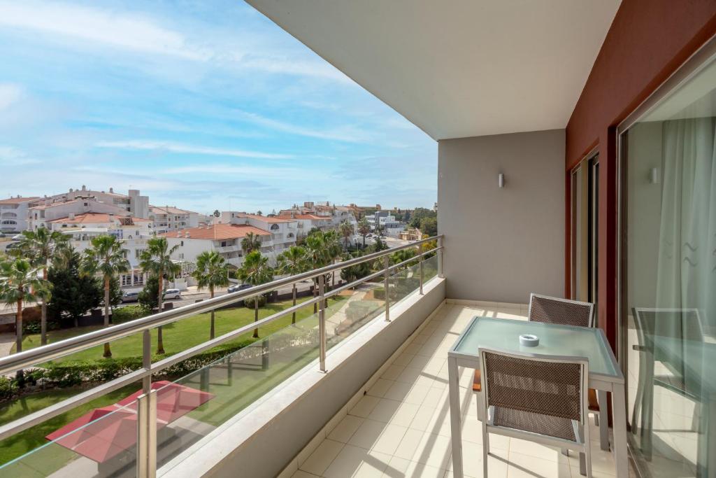 Areias Village Beach Suite Hotel — Hotel building in Albufeira, Faro