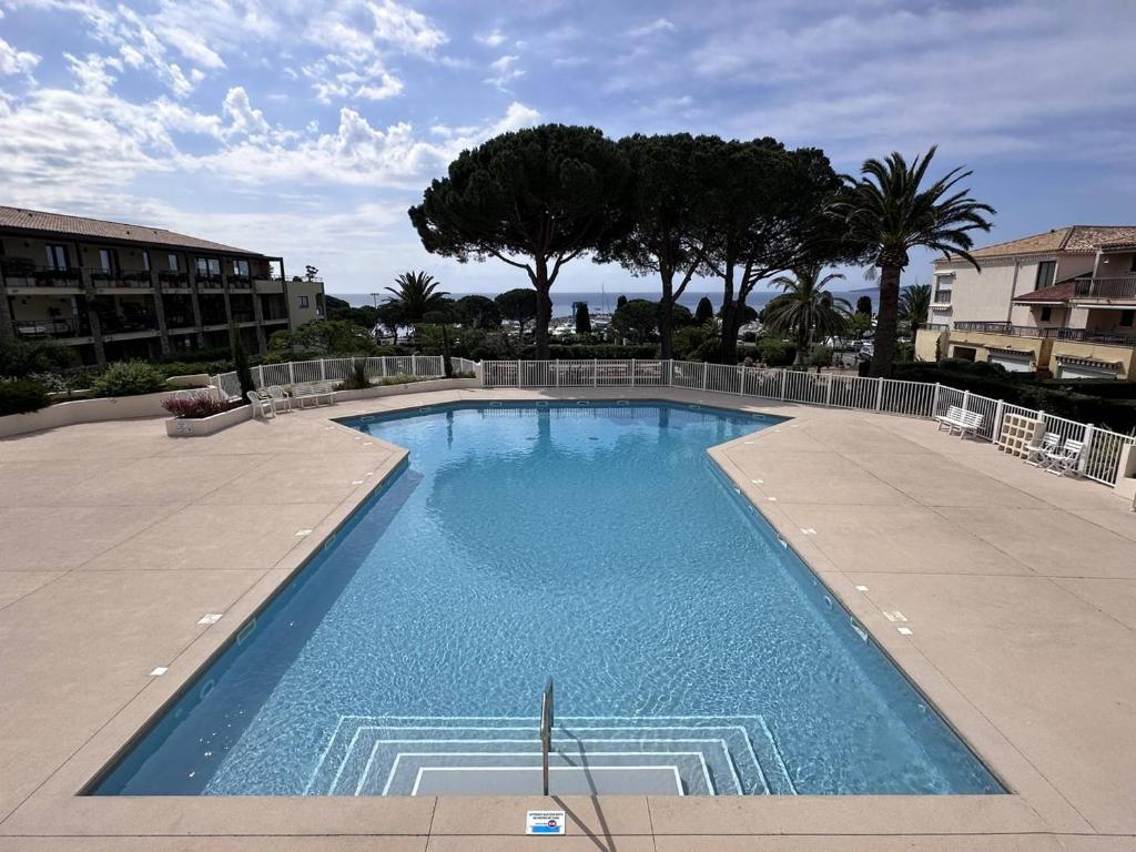 Appartement T2 avec piscine et vue mer proche plages - FR-1-768-76, Les Issambres