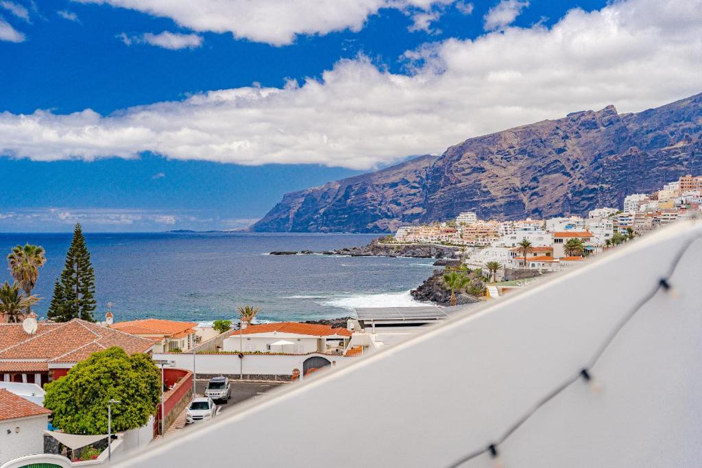 2BDR Ocean View & Large PRIVATE Terrace in Puerto de Santiago, Puerto de Santiago