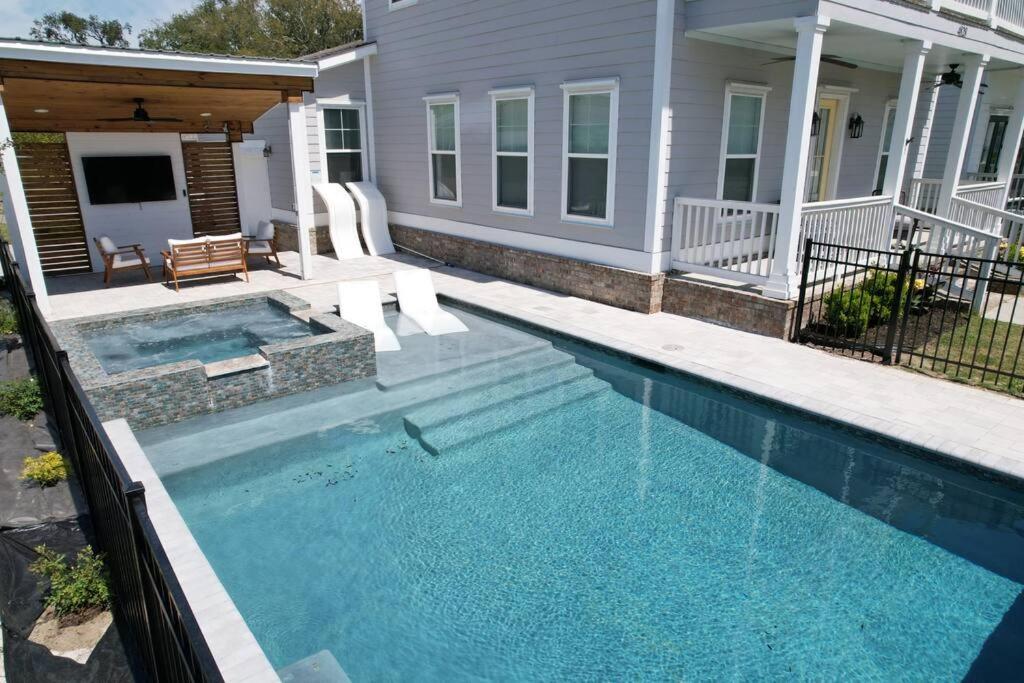 Walk to Beach with Heated Pool Spa views & oak trees, Gulfport