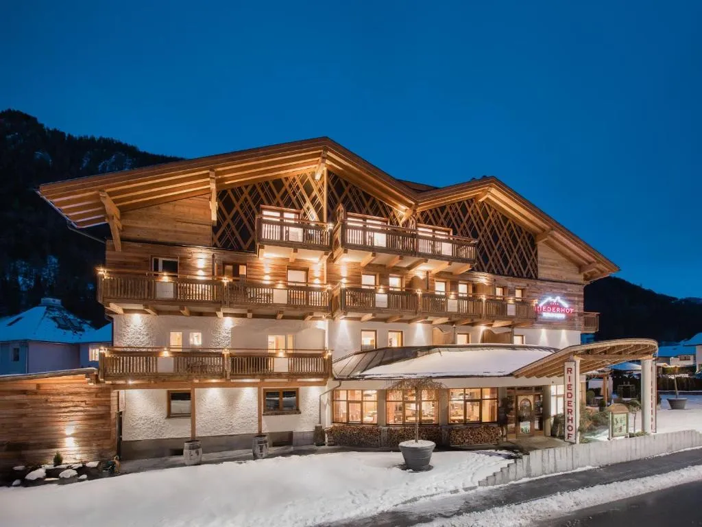 Hotel Riederhof- Urlaub mit WAU!, hotel in Ried im Oberinntal
