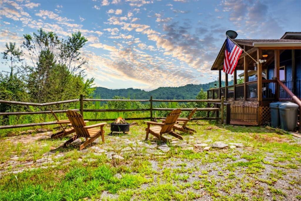 Mountain View/Jacuzzi/ Fire pit/ close to downtown, Murphy