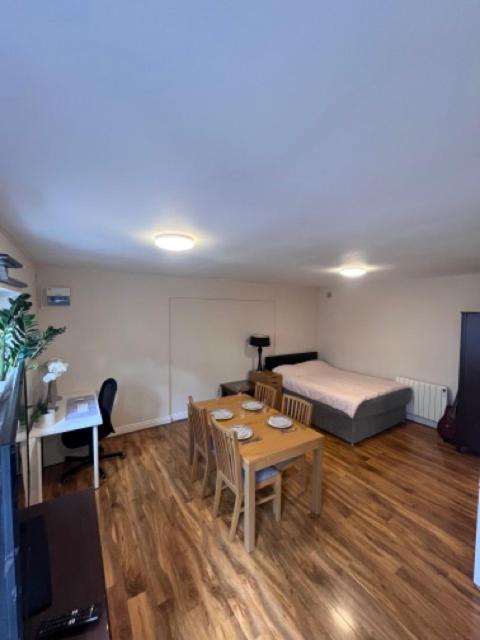 Guest House in London, Айлворт