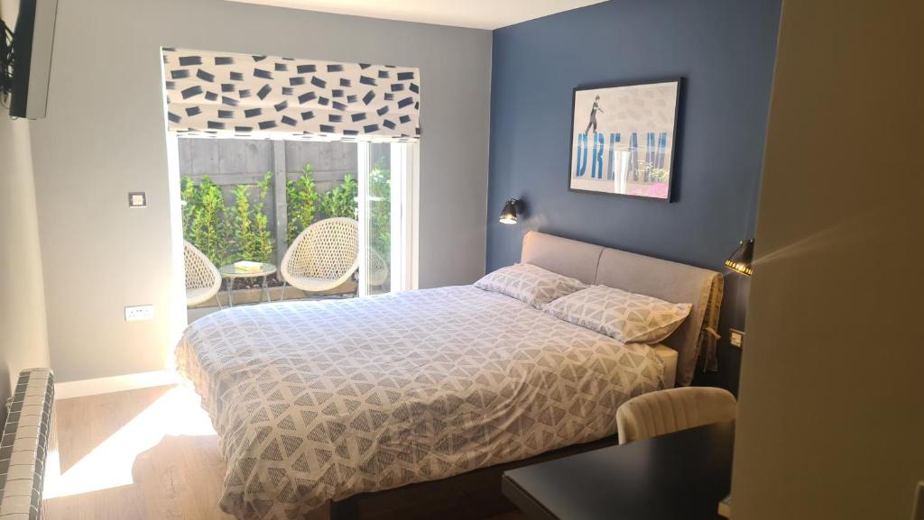 Self-contained and Peaceful en-suite with garden, Barnstaple