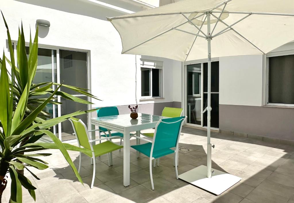Bonita Planta baja con patio en 1ª línea de playa - 2