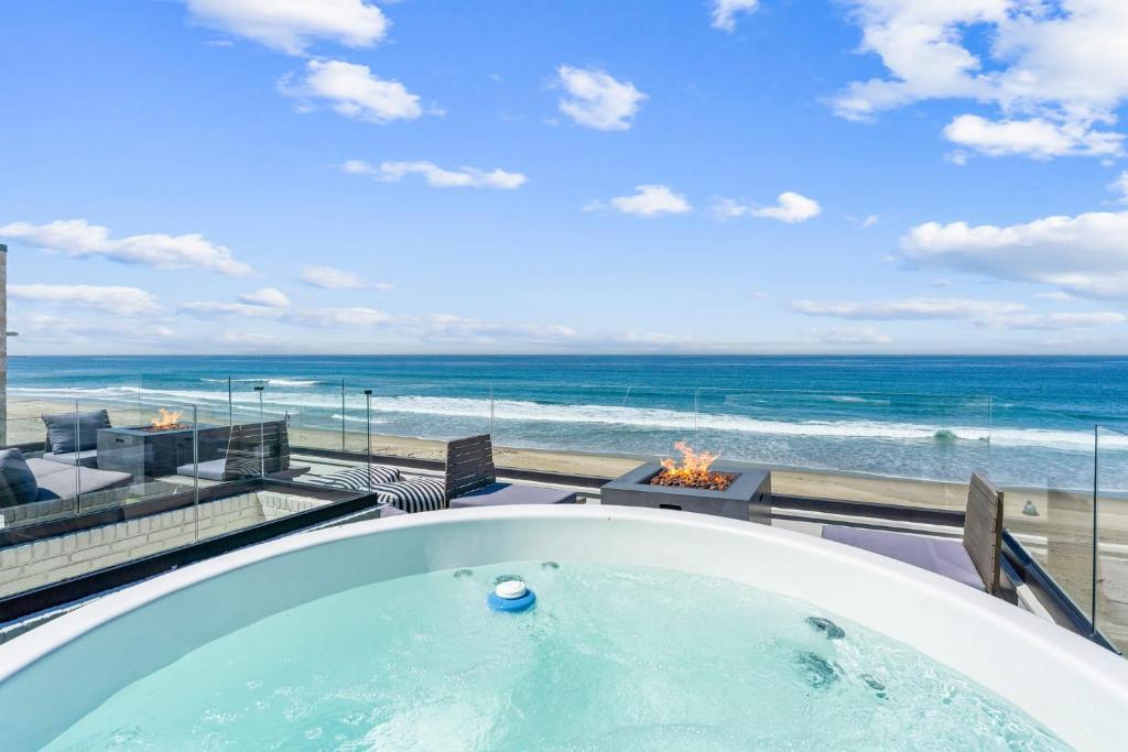 Entire Upper Oceanfront Masterpiece with Rooftop, San Diego
