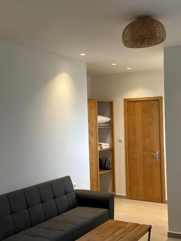 Astravi Rooms, hotel ve Frý