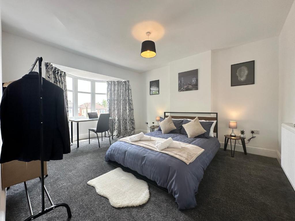 Spacious Detached Home with Ample Parking on the Private Drive, Derby