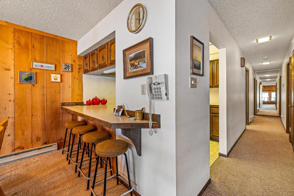 New* 70s Lakefront condo - dock - pool - beach -, McCall