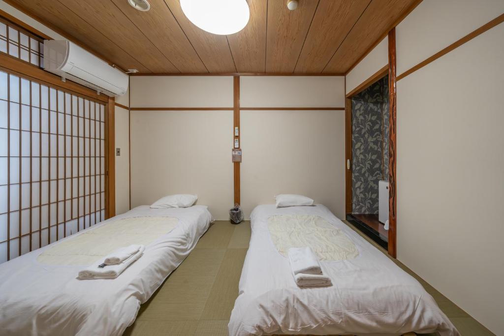 2. KOMOREBI..