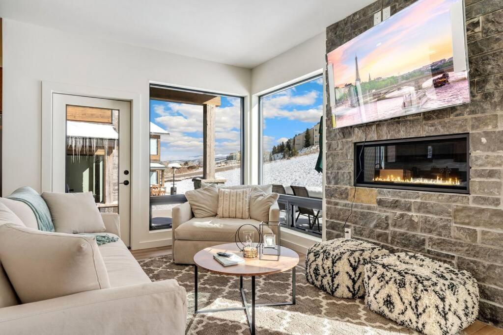 Ski-in, Ski-out Granby Getaway! Sleeps 10!, Granby