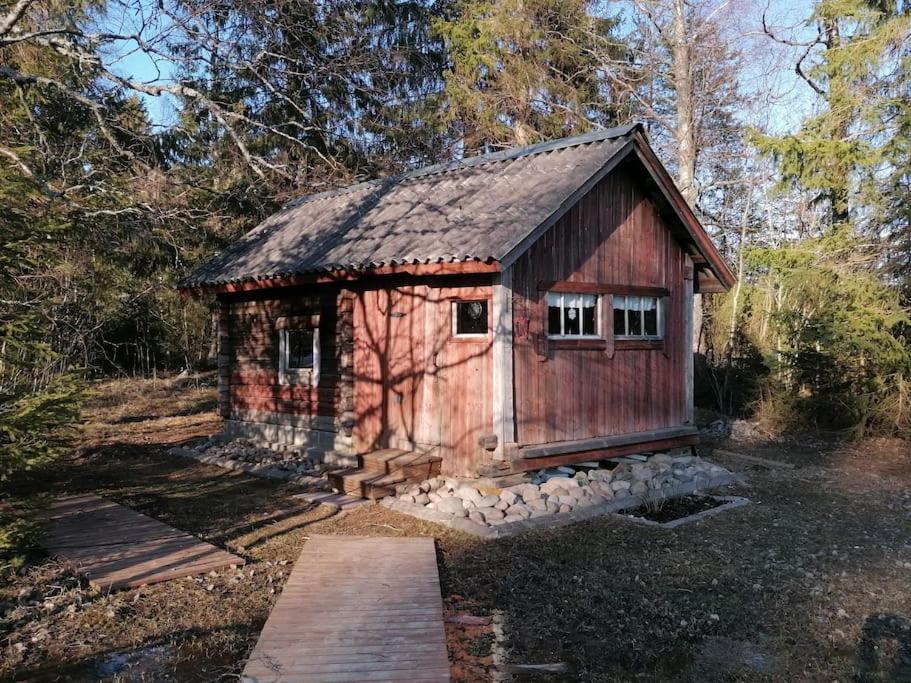 Viihtyisa saunamokki paarakennuksen takana, oma rauha 5