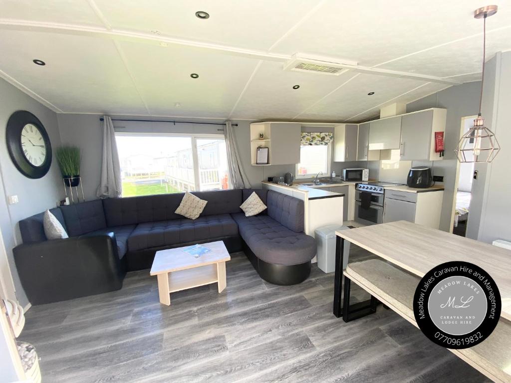 Palm Grove 1 - Golden Palm Resort - Pet friendly, WiFi and Bed linen - Meadow Lakes Caravan & Lodge Hire, Chapel Saint Leonards