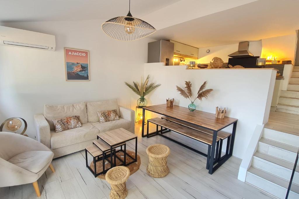 Charming house with terrace and pool, Porticcio