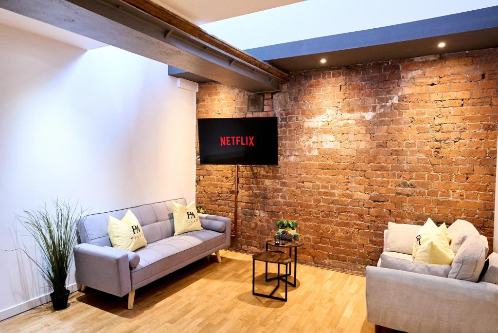 Pluxa Citronella -2 floors Home of football location with Workspace, Manchester