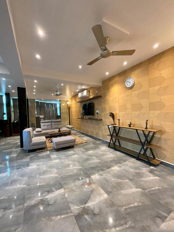 Eleven Views by Fracspace, Hajdarábád