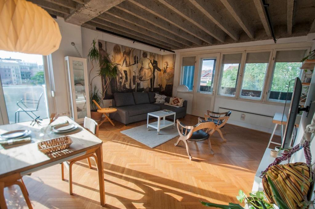 URBAN GREEN Corner with a Story - 2