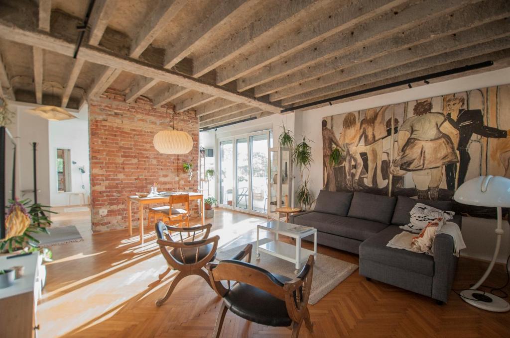 URBAN GREEN Corner with a Story - 1