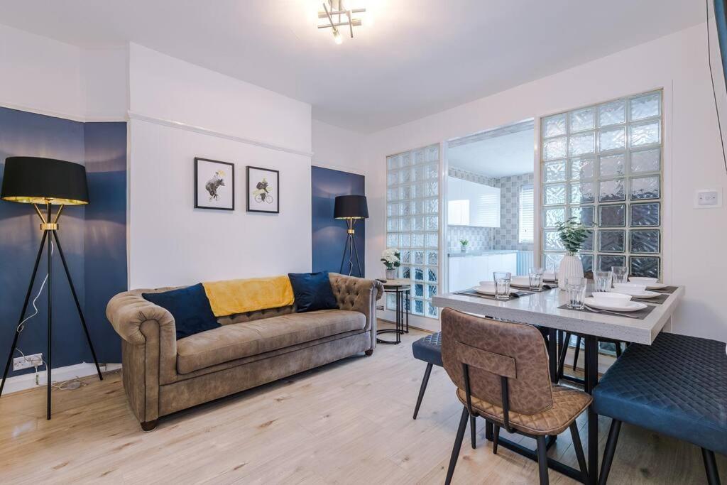 Classic 4 Bedroom House in Wirral with WiFi & Parking Sleeps 9 by PureStay, Wirral