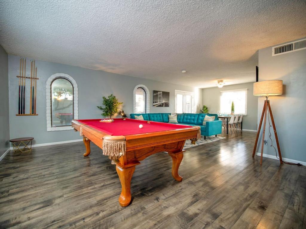 Modern, Tempe Oasis! Private Pool, Sleeps 12, Tempe